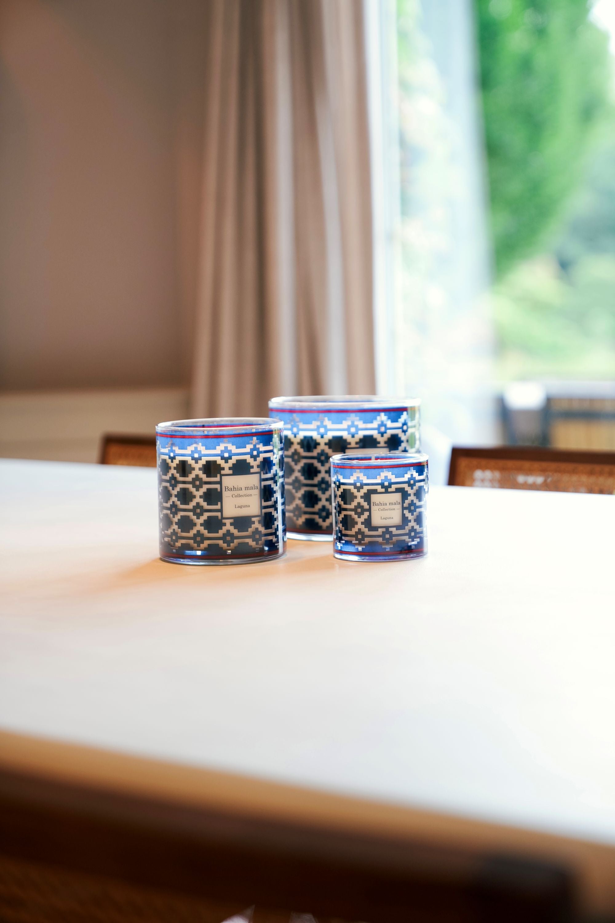 Bougie Laguna sur une table