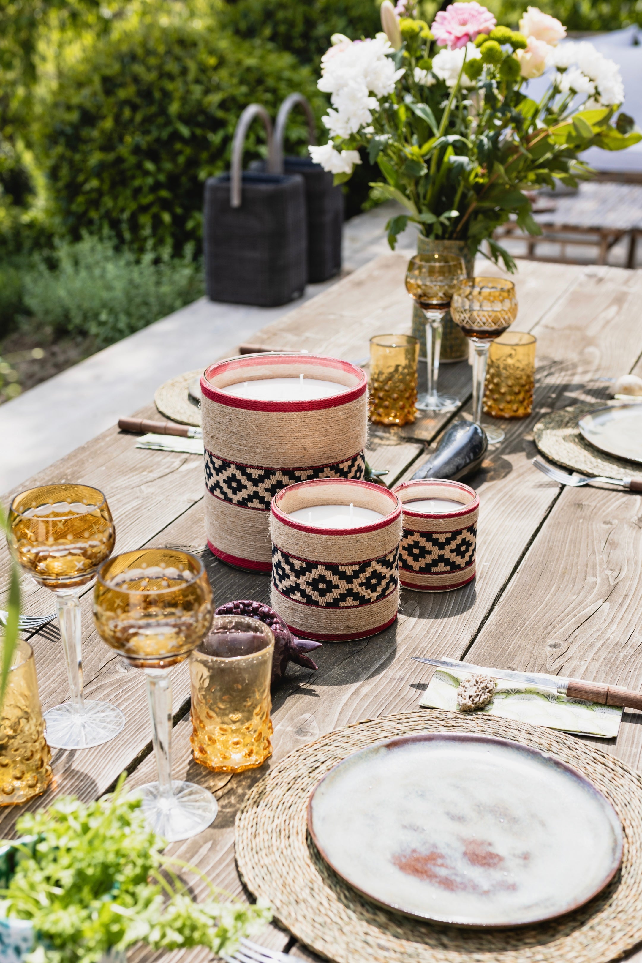 Bougie Salta sur une table extérieure