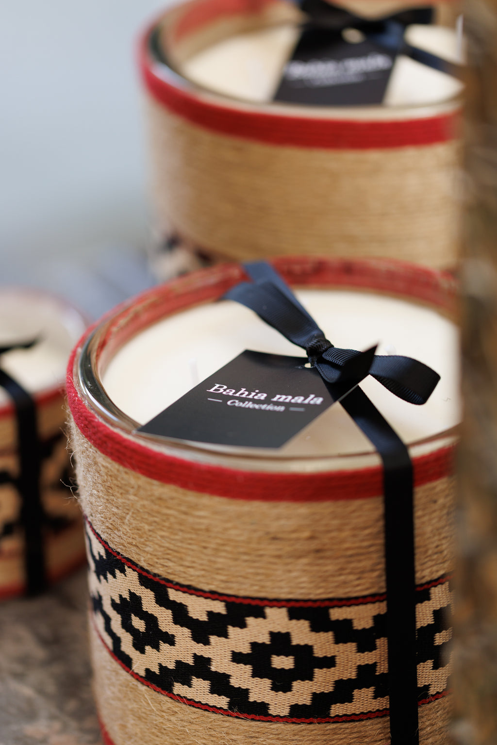 Détail du tissu argentin et de la corde de jute de la bougie Salta